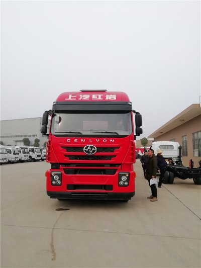 上汽紅巖29.7方前四后八鋁合金運(yùn)油車，20噸運(yùn)油車