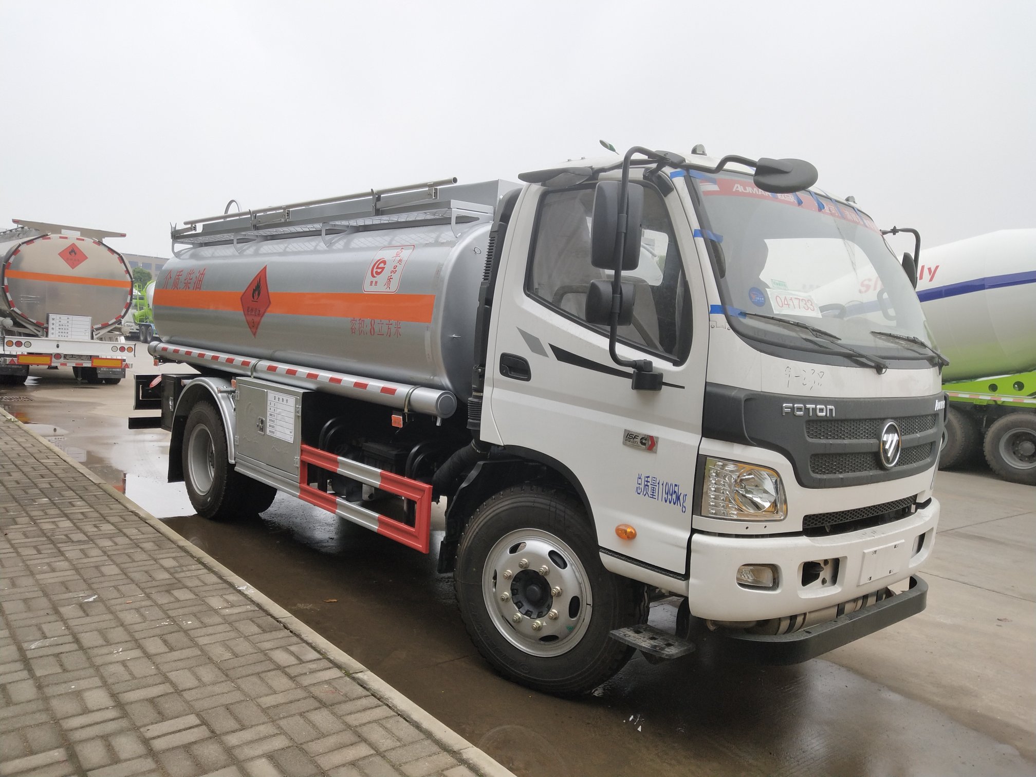 福田歐馬可8方加油車，8噸油罐車康明斯發(fā)動機